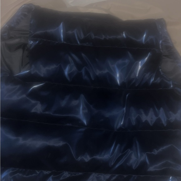 I’m selling a woodpecker vest never been warned and the colour is blackish blue - Picture 2 of 2